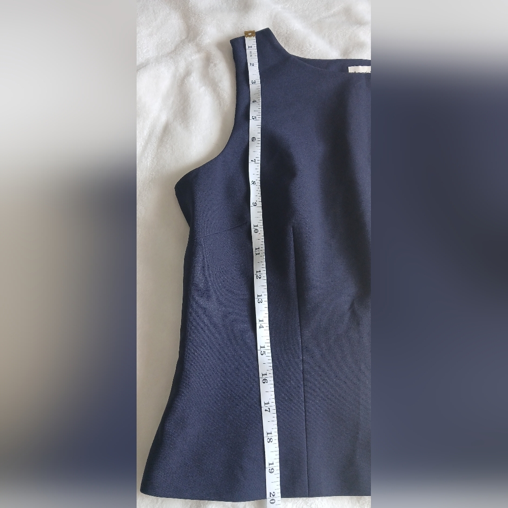 Elegant Black Sleeveless Top - Picture 3 of 7